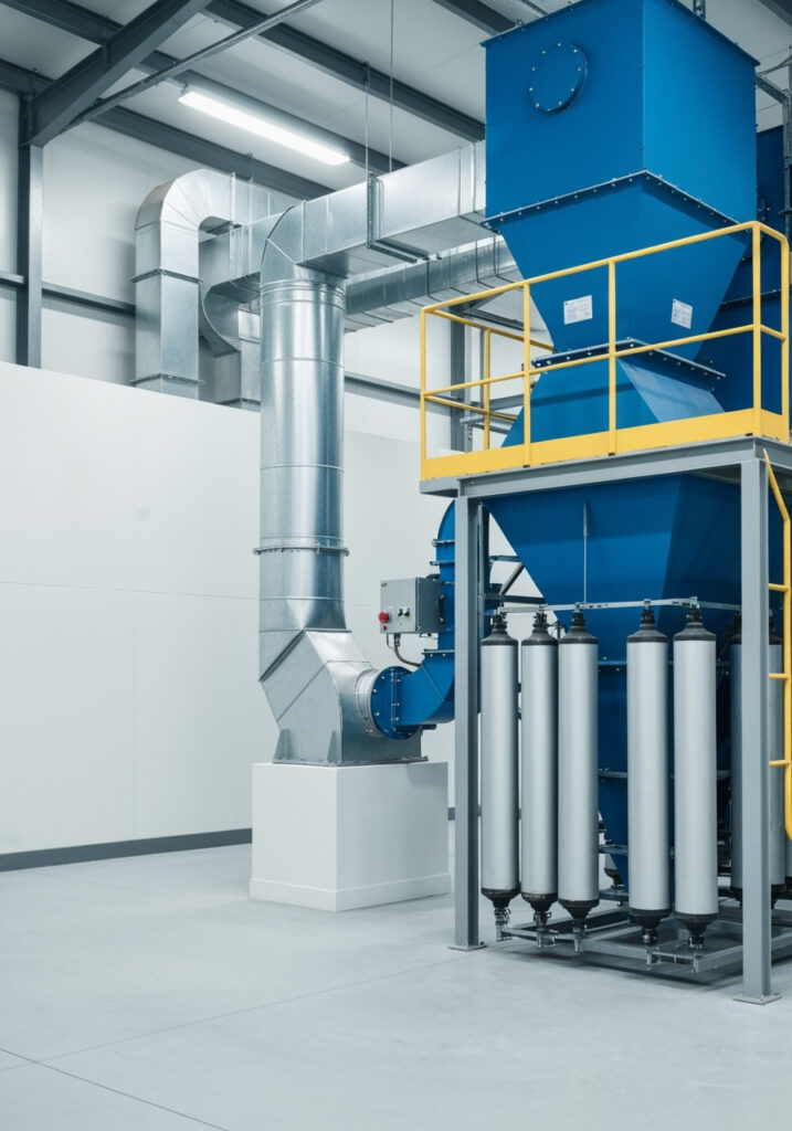 Colector de polvo industrial (baghouse) con ductos, ambiente limpio, aplicación de filtros
