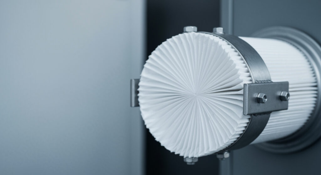 Cartucho plisado industrial en primer plano con abrazaderas de acero